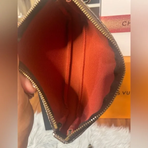 🔥SOLD🔥Authentic Louis Vuitton (Medium)  Damier Ebene Pochette - Picture 9 of 12